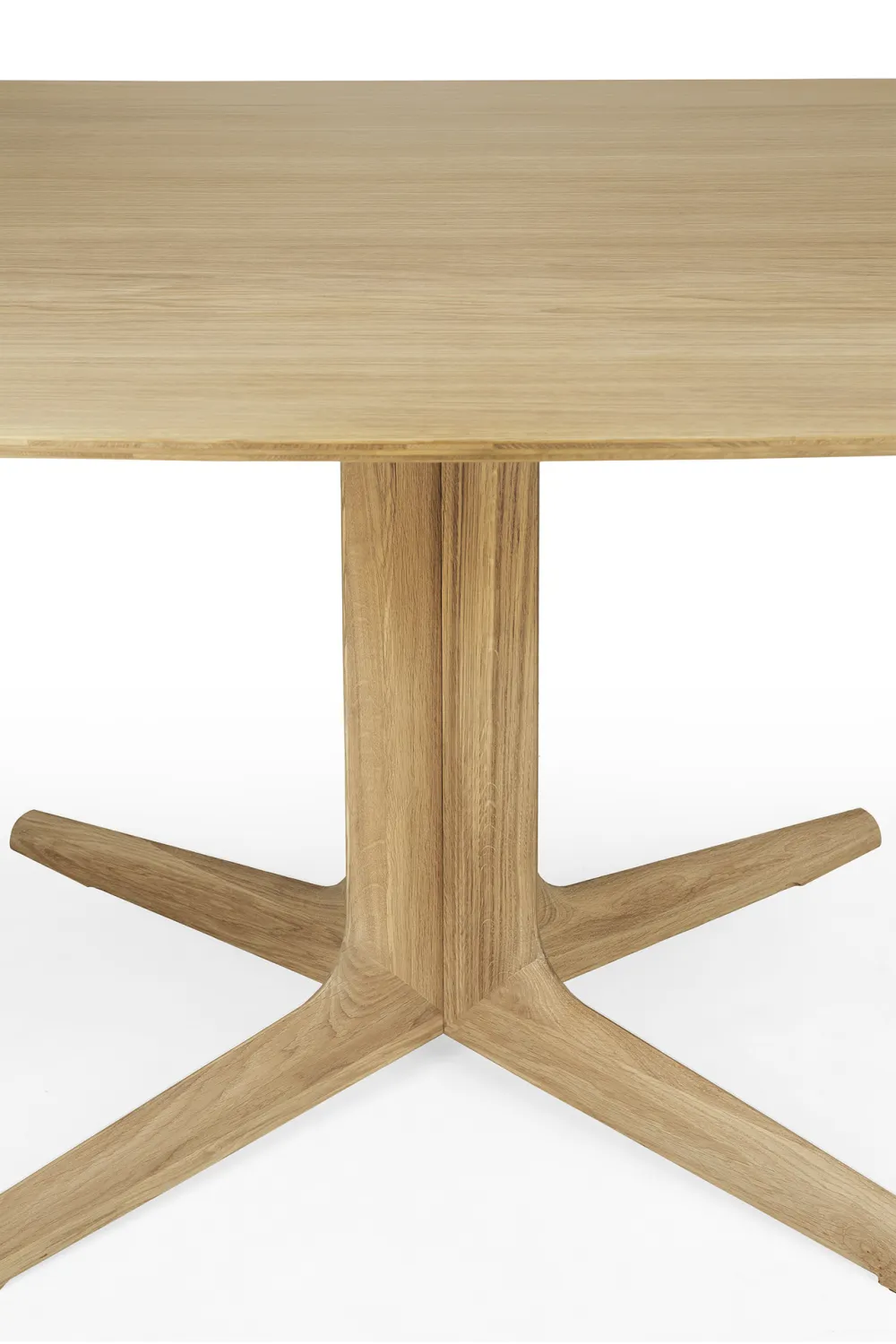 Central-Footed Oiled Oak Dining Table | Ethnicraft Corto